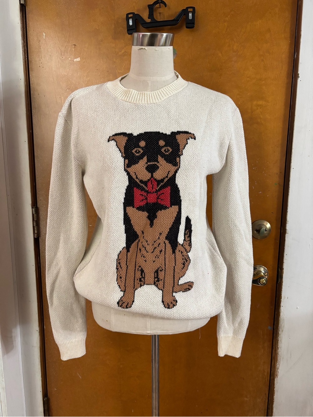 Sweater hound crewneck sweater with a dog on it.
